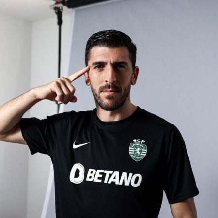 «Black is back»: Sporting apresenta quarto equipamento