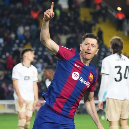 Hat-trick de Lewandowski dá vitória ao Barcelona e Liga dos Campeões está garantida