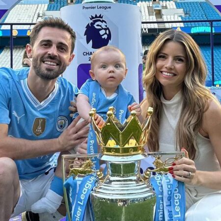 Bernardo Silva posa em família após conquista inédita