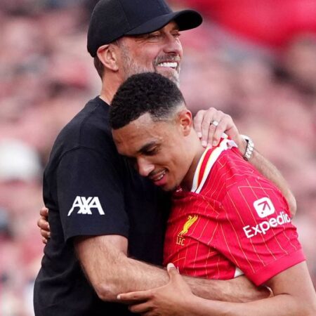 A emoção de Alexander-Arnold no adeus a Klopp: «Não chorava há anos»