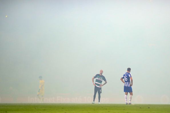 Jogo Supertaça interrompido devido à pirotecnia nas bancadas