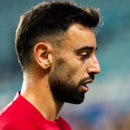 Bruno Fernandes renova com o Manchester United e torna-se o jogador mais bem pago da equipa