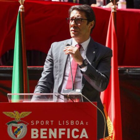 Benfica: Faixa colocada junto à Luz exige saída de Rui Costa