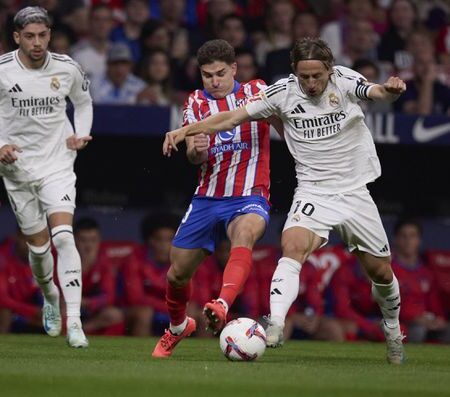 Atlético Madrid empata dérbi tenso com Real Madrid nos últimos instantes