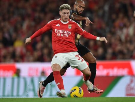 Dois Jogadores Disputam Vaga no Meio-Campo do Benfica