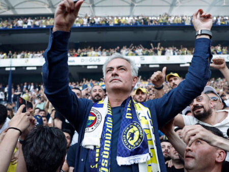 José Mourinho continua no Fenerbahçe, independentemente do título, garante Ali Koç