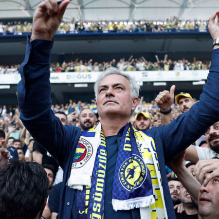 José Mourinho continua no Fenerbahçe, independentemente do título, garante Ali Koç